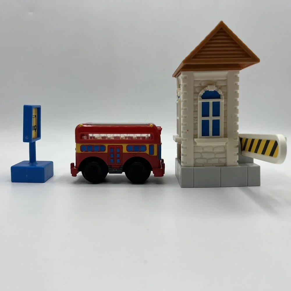 GeoTrax 3 Piece Highview Tours Bus Stop Fisher Price Station Double Decker Sign